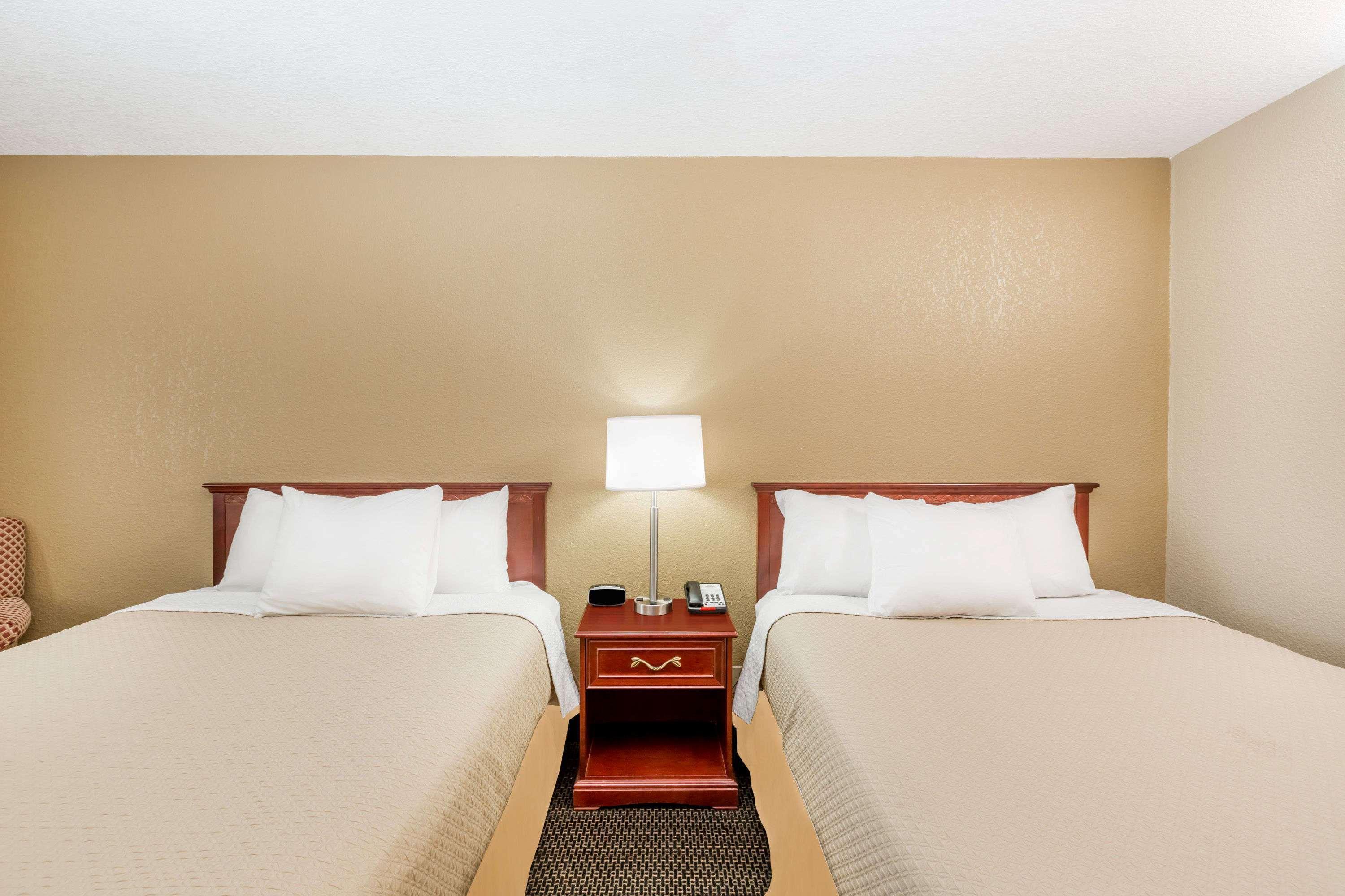 Days Inn By Wyndham West Des Moines Exteriör bild