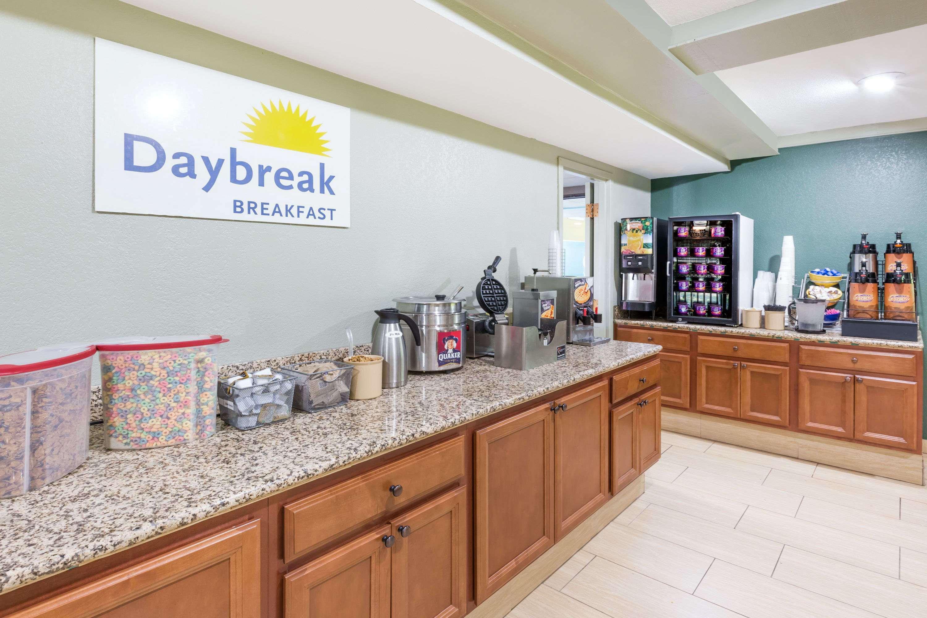 Days Inn By Wyndham West Des Moines Exteriör bild